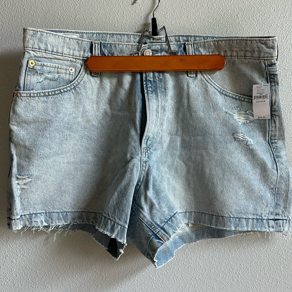 Gap 4” high rise light indigo shorts. Size 33/16. NWT
